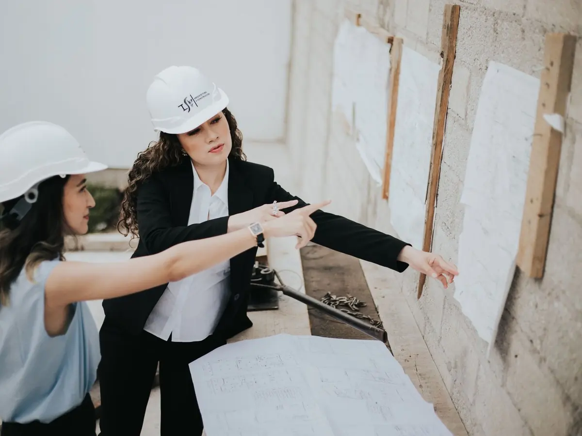Arquitectas revisando planos en la obra