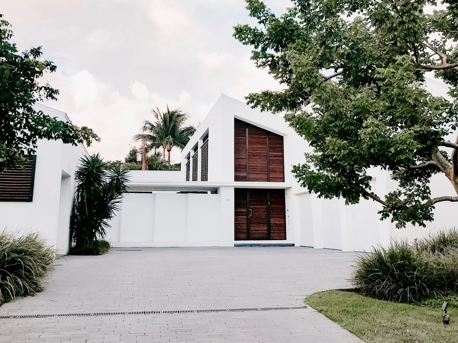 Casa minimalista blanca con jardín