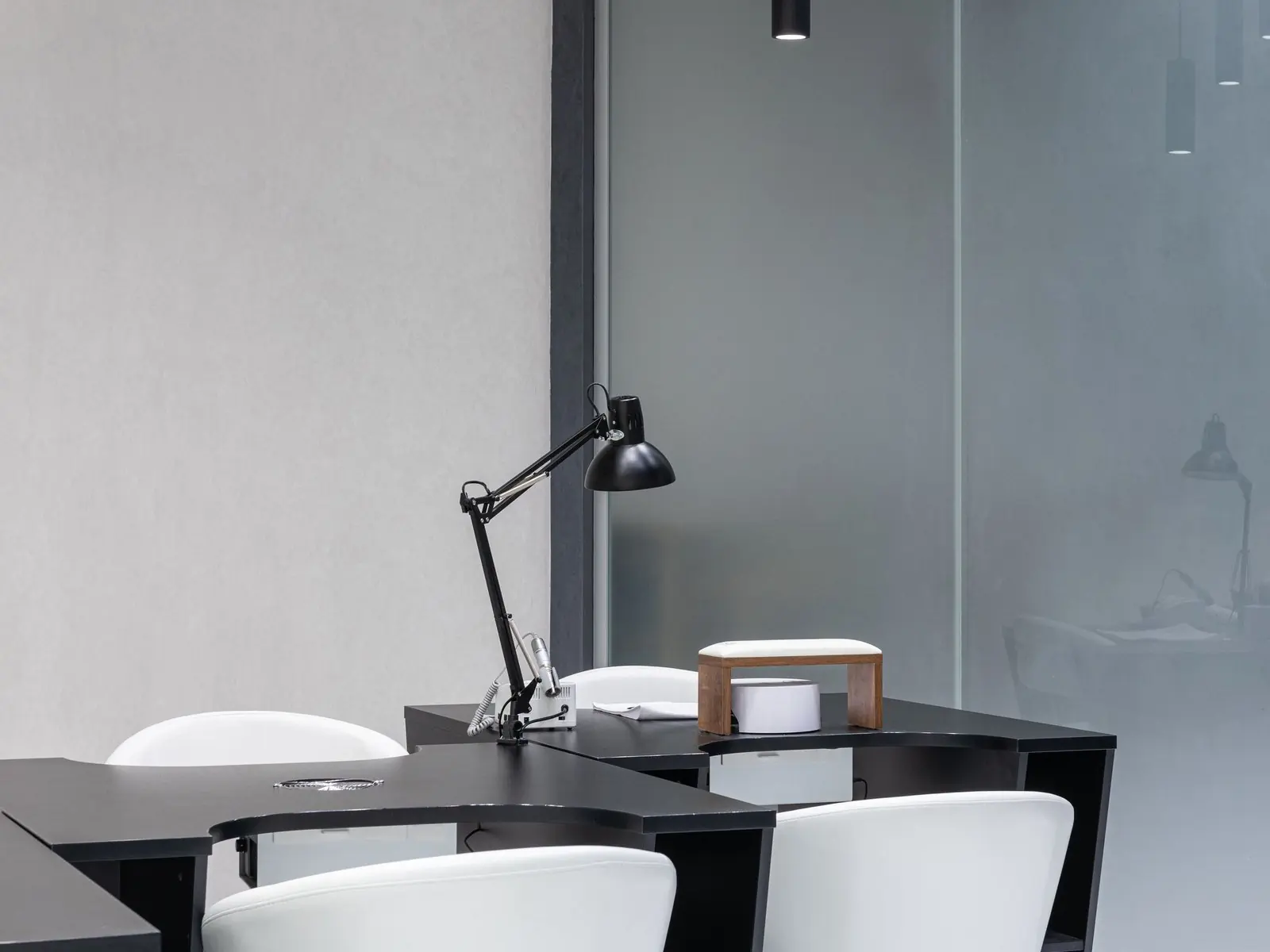 Oficina con muebles negros y luces colgantes
