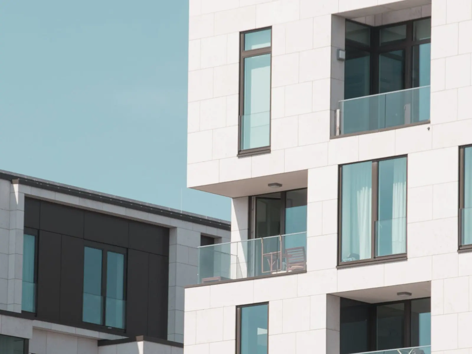 Edificio de viviendas blanco con balcones