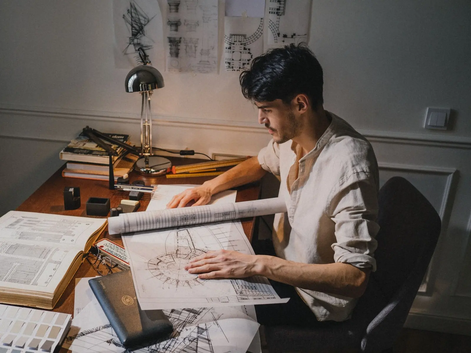 Arquitecto dibujando planos en su escritorio
