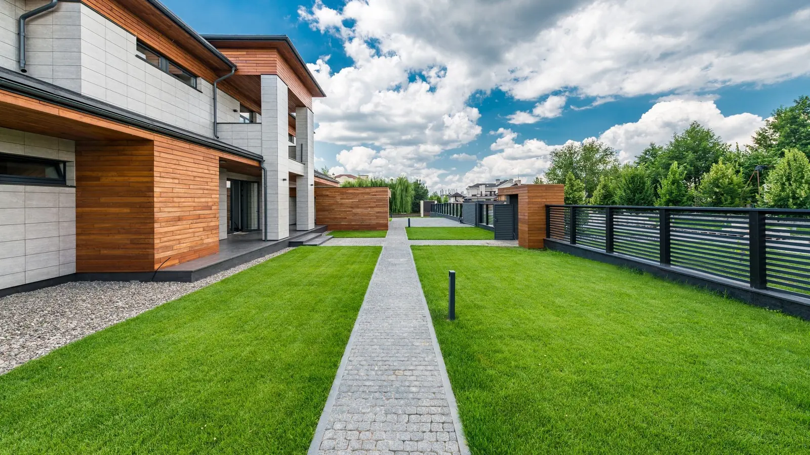 Casa contemporánea con revestimiento de madera y jardín