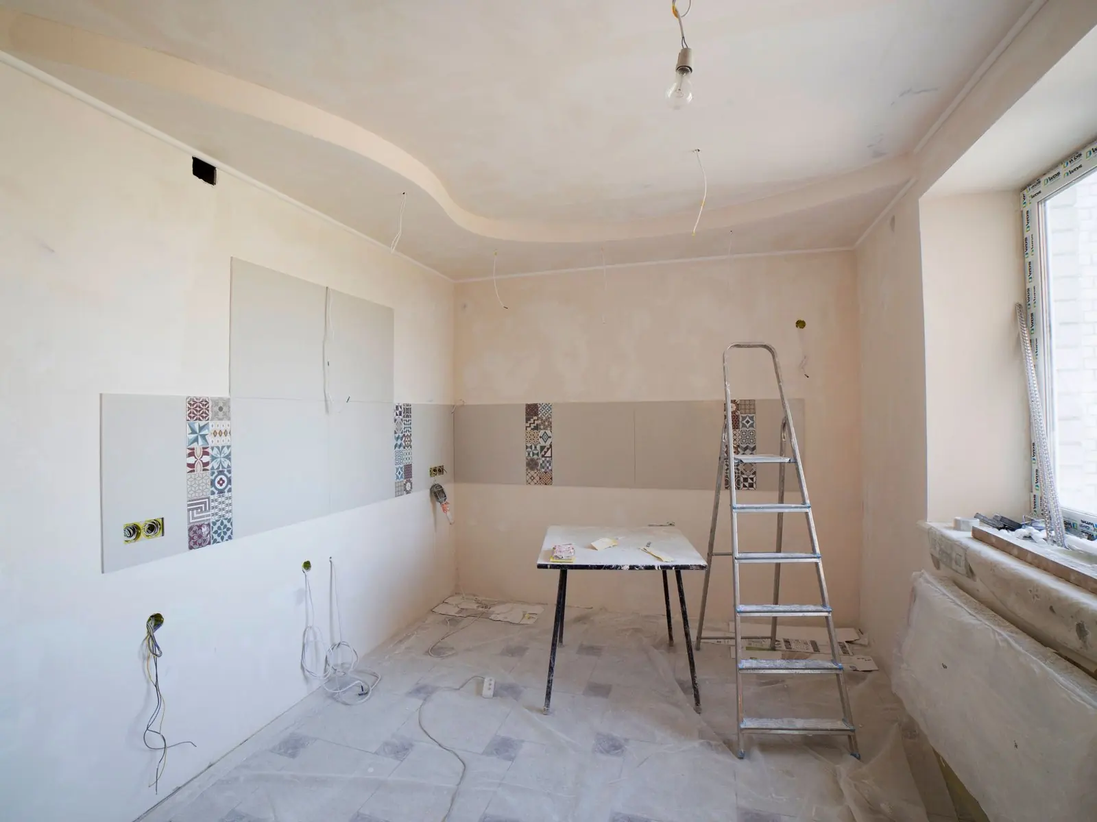 Cocina en plena reforma con escalera y herramientas