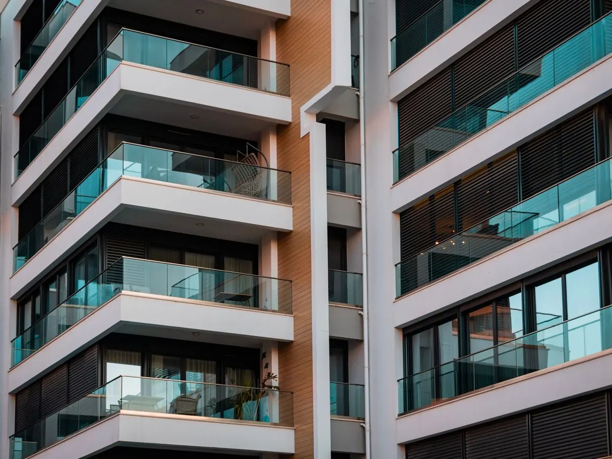 Edificio de viviendas con balcones de vidrio