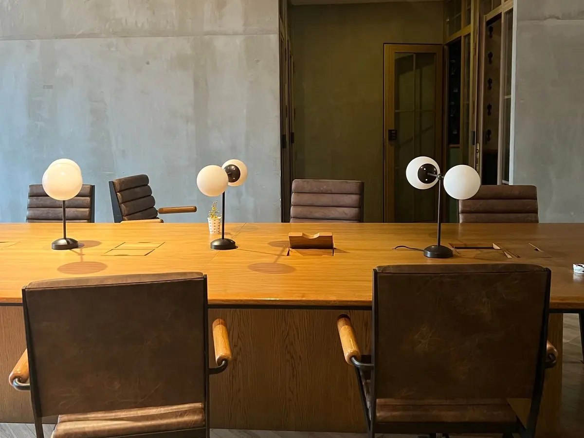 Oficina con mesa de madera y paredes de hormigón